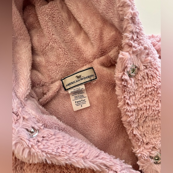 American Widegeon Faux Fur Coat
-Size 2
-Pink
-Hoodie coat
-Snap button closure - Picture 4 of 4
